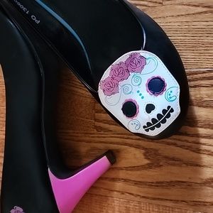 TUK size 10 pumps Day of the Dead skulls and roses